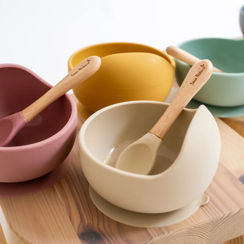 Saro Nordic Wave Σιλικονούχο Σετ Μπολάκι Με Βεντούζα Και Κουταλάκι 2 τμχ Για 4+ Μηνών Sand