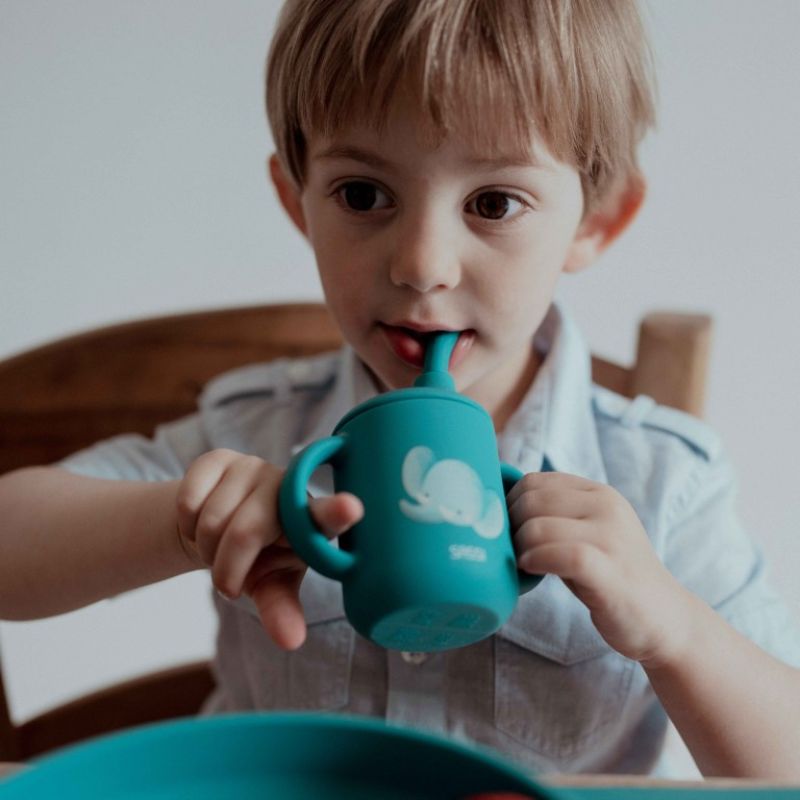 Sassi Σιλικονούχο Εκπαιδευτικό Σιλικονούχο Ποτήρι Με Καλαμάκι Και Χερούλια Για 6+ Μηνών 120ml Chewy the Elephant