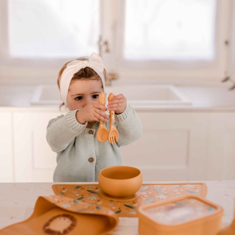 Sassi Σετ Σιλικονούχο Κουτάλι & Πιρούνι 2 τμχ Για 6+ Μηνών Chompy the Lion