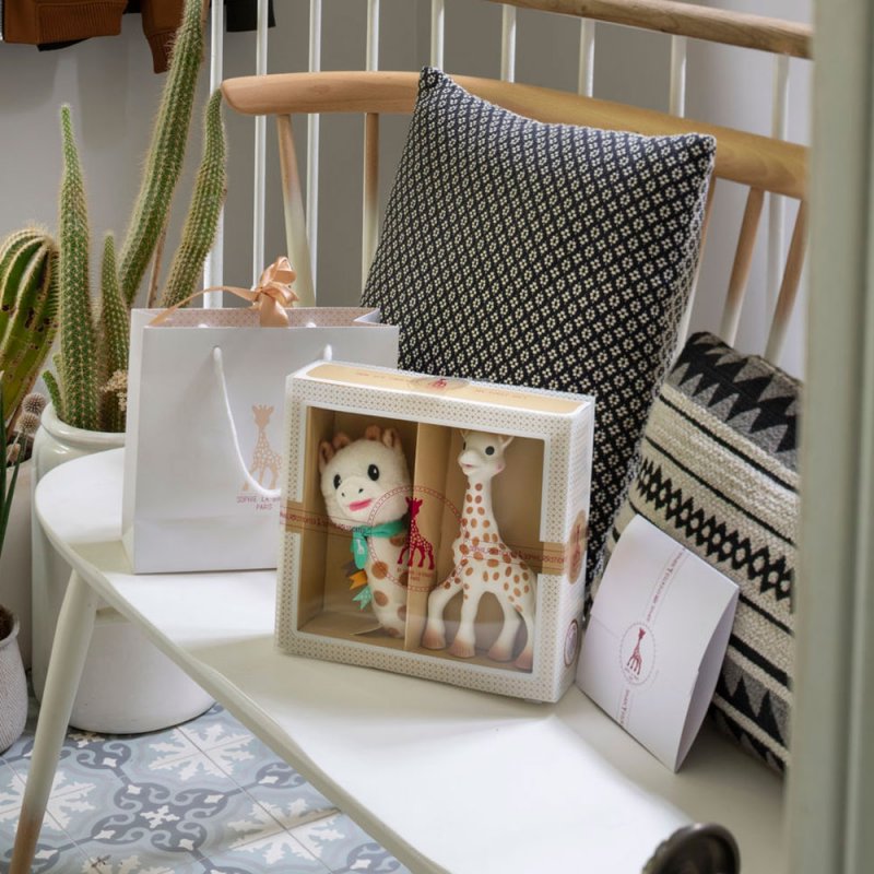 Σόφι η Καμηλοπάρδαλη Σετ δώρου με την Σόφι και μια κουδουνίστρα "Πιου-πιου"