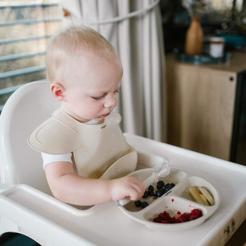 BabyOno: Σαλιάρα σιλικόνης 6m+ με θήκη περισυλλογής τροφίμων-Beige