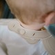 BabyOno: Σαλιάρα σιλικόνης 6m+ με θήκη περισυλλογής τροφίμων-Beige