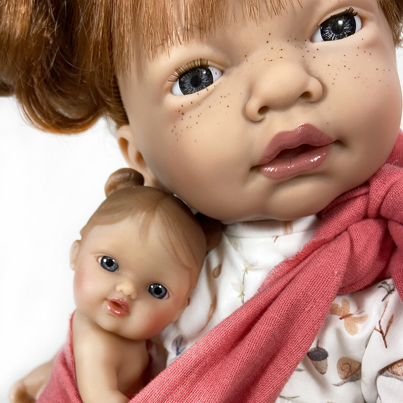 Nines D'Onil: Κούκλα με κοραλί μάρσιπο και μωρό