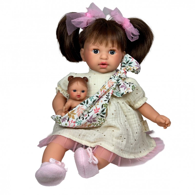 Nines D'Onil: Alex με λευκό φόρεμα και μωρό σε μάρσιπο - 40 εκ.