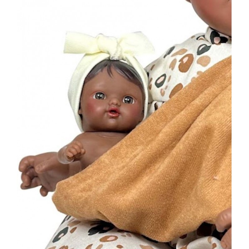 Nines D'Onil: Μωρό Maria με καφέ φόρεμα και μωρό σε μάρσιπο