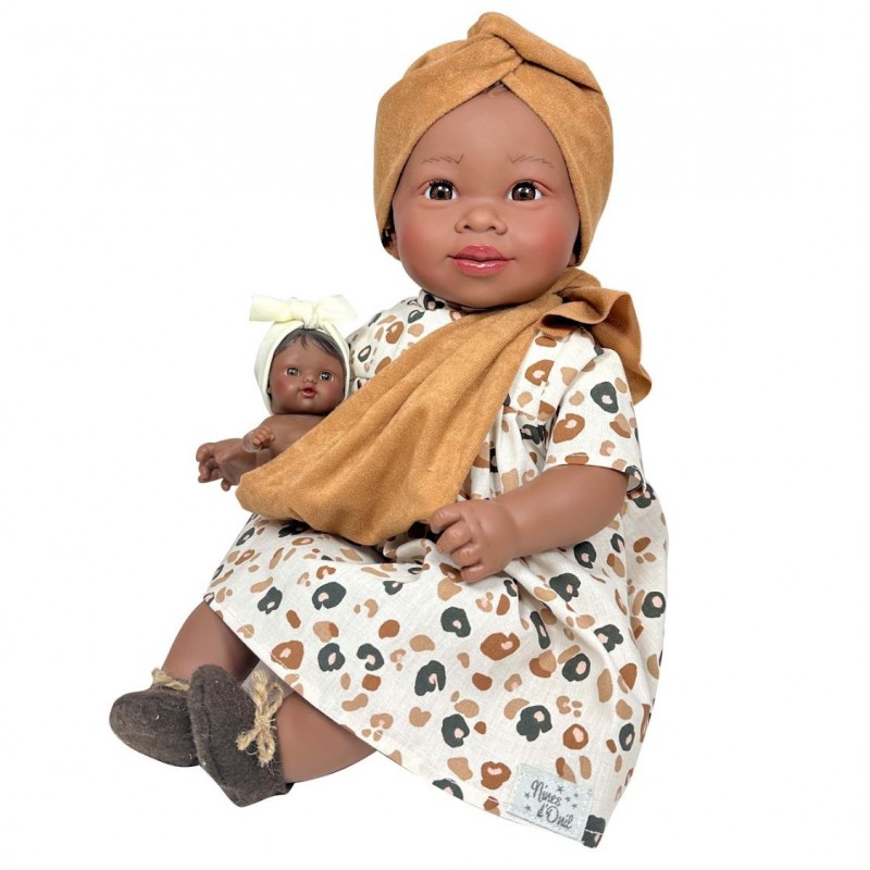 Nines D'Onil: Μωρό Maria με καφέ φόρεμα και μωρό σε μάρσιπο